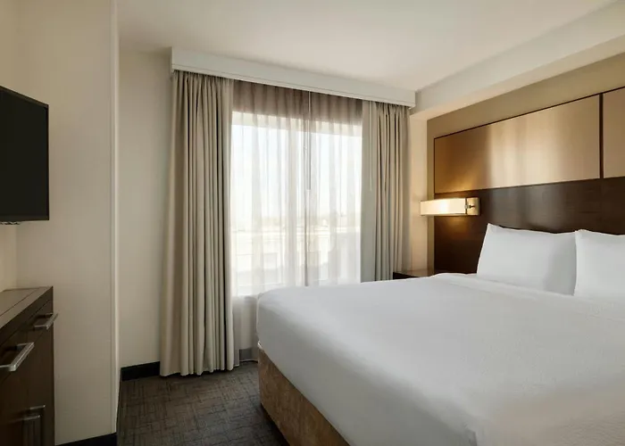 By Marriott Chicago Wilmette/skokie 3* Wilmette